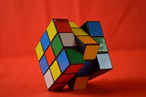 Rubik-cube, формата, която отличава, лицензиран представител по индустриална собственост, регистрира търговски марки и папенти в България, Европа и САЩ